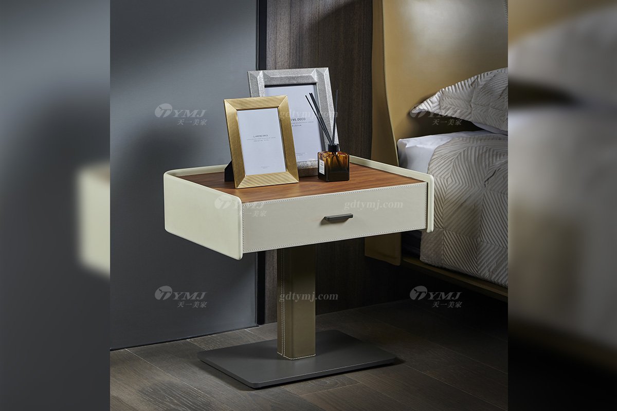 現代時尚輕奢家具品牌高端別墅家具臥室黑胡桃實木床頭柜B-02床頭柜場景