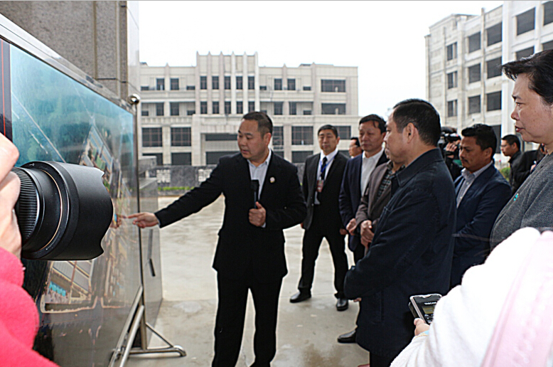 河南省委常委、常務副省長李克、副省長王艷玲到信陽天一美家產(chǎn)業(yè)園參觀指導